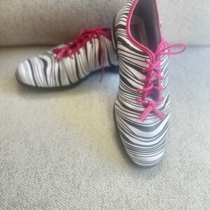 FootJoy Women's Zebra Print Shoes with Pink Laces